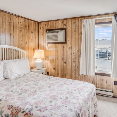 Queen-sized bed - The Inn at Lewes DE